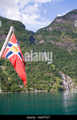 Die Flagge der MS Nordlys auf einer Kreuzfahrt in den Geiranger Fjord Geirangerfjord-Norwegen Stockfoto