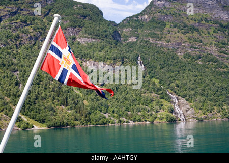 Die Flagge der MS Nordlys auf einer Kreuzfahrt in den Geiranger Fjord Geirangerfjord-Norwegen Stockfoto