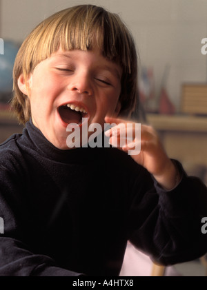 Porträt des kaukasischen Vorschule junge lachen Stockfoto