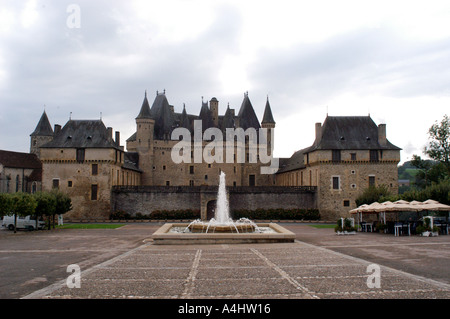 Jumilhac le Grand Französisch Schloss mit Brunnen Stockfoto