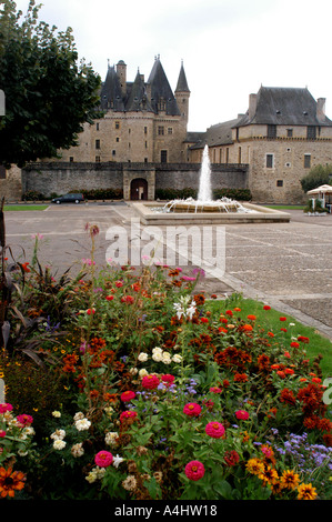 Jumilhac le Grand Französisch Schloss mit Brunnen Stockfoto