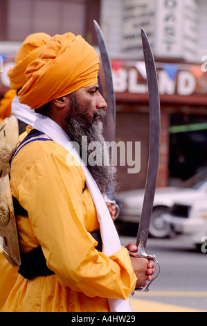Vaisakhi Festival, Vancouver, BC, Britisch-Kolumbien, Kanada - Sikh Mann marschieren mit Dolch in Sikhs ostindischen Parade Stockfoto