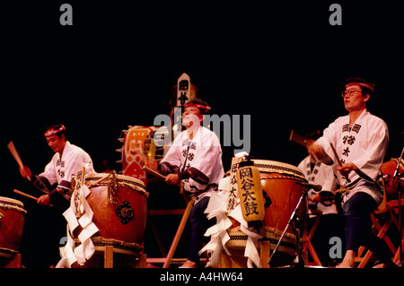 Japanischen Taiko-Trommler aus Japan auf Taiko Trommeln / Wadaiko-Trommeln in einer Aufführung auf der Bühne Stockfoto