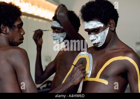 Australische Aborigines Malerei Gesichter und Körper hinter den Kulissen in der Vorbereitung für eine Aufführung auf der Bühne Stockfoto