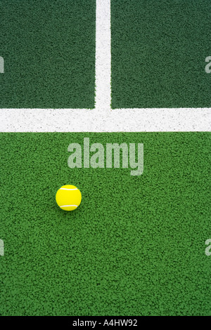 Tennisball am Gericht Stockfoto