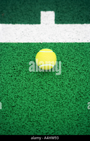 Tennisball am Tennisplatz Stockfoto