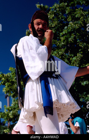 Ein griechischer Mann in ethnischen Kleid führt einen traditionellen griechischen Tanz in der Stadt von Vancouver British Columbia Kanada Stockfoto