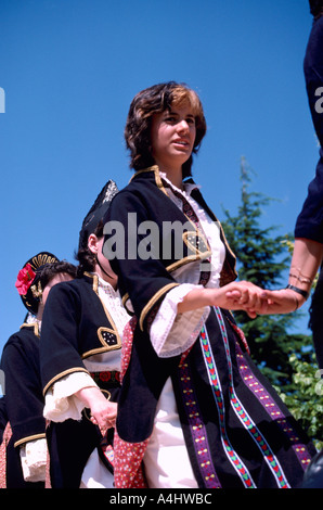 Griechische Frauen in ethnischen Kleid führen einen traditionellen griechischen Tanz in der Stadt Vancouver British Columbia Kanada Stockfoto