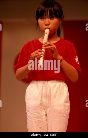 Eine junge Japanerin spielt Querflöte in British Columbia Kanada Stockfoto