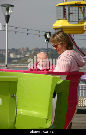 Mutter und Baby am Messegelände fahren Stockfoto