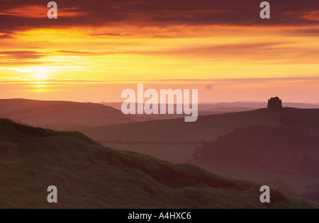 Sonnenaufgang über St. Catherines Kapelle im Dorf Abbotsbury Dorset county England UK Stockfoto