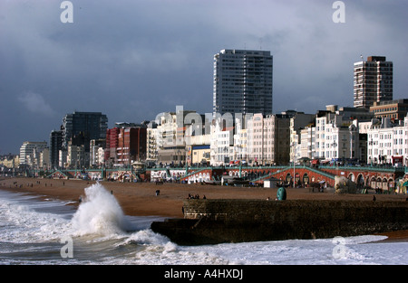 Die Wellen stürzen entlang der Küste von Brighton in Großbritannien ein Stockfoto