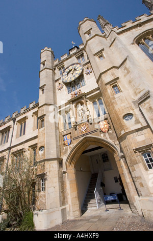 Der Uhrturm in der Great Court Trinity College Cambridge UK Stockfoto