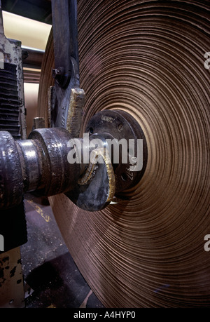 Papierrollen in Papierfabrik Stockfoto