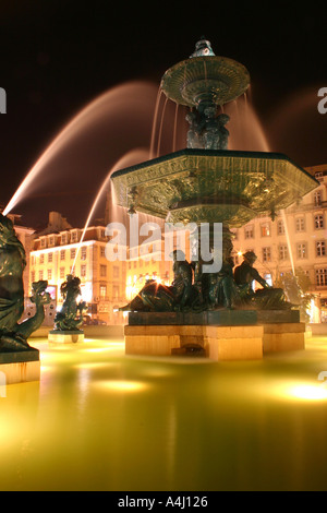 Beleuchteten Brunnen im Lissabonner Rossio-Platz bei Nacht Stockfoto