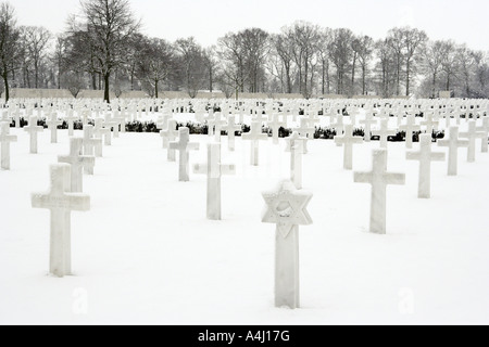 Verschneite Grabsteine in der amerikanischen Soldatenfriedhof, Madingley, Cambridge Stockfoto