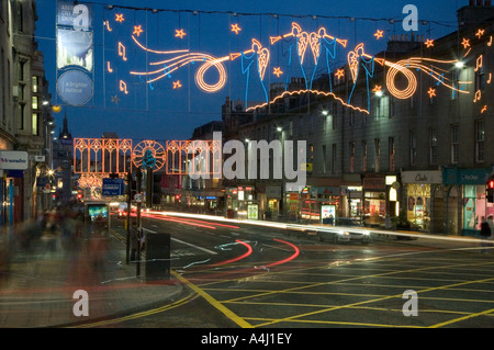 Stadtzentrum Straßen-, Verkehrs-, Geschäfts- und Weihnachtsbeleuchtung Dekorationen in Aberdeen, Schottland, Großbritannien Stockfoto