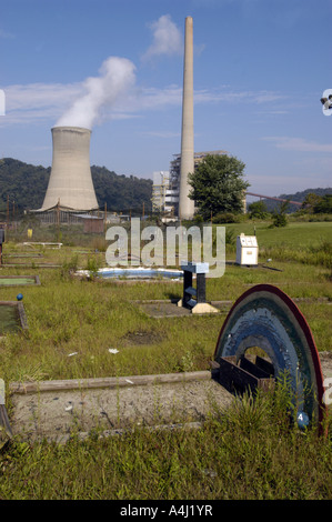 Verlassene Golfplatz neben einem Kraftwerk Stockfoto