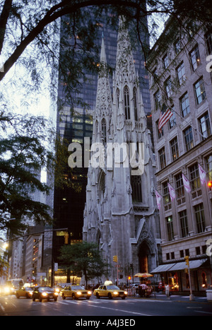 St. Patricks Cathedral Fifth Ave New York USA in der Abenddämmerung mit Verkehr Stockfoto