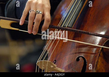 Nahaufnahme der weiblichen Hand spielte Bass mit barocken Bogens. Stockfoto