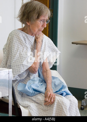 80 Jahre alte Frau ruht nach Whirlpool Behandlung in ein Krankenhaus-Reha-Zentrum Wunde erschöpft Stockfoto