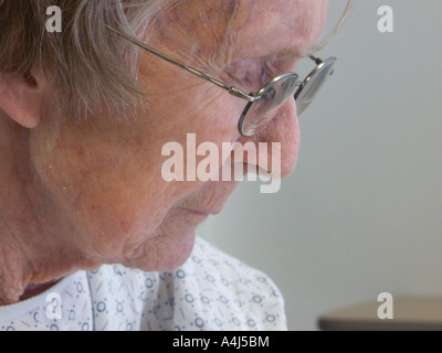 80 Jahre alte Frau ruht nach Whirlpool Behandlung in ein Krankenhaus-Reha-Zentrum Wunde erschöpft Stockfoto