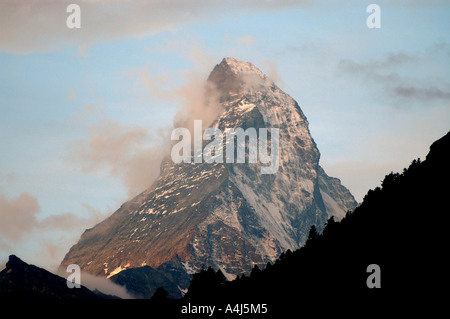 Schweiz Matterhorn Gipfel klare Tag Berg Schweizer Alpen mit Blick auf Stadt Zermatt Wahrzeichen Emblem Bild der Schweizer Alpen Stockfoto