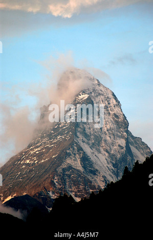 Schweiz Matterhorn Gipfel klare Tag Berg Schweizer Alpen mit Blick auf Stadt Zermatt Wahrzeichen Emblem Bild der Schweizer Alpen Stockfoto