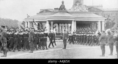 Sieg Parade vorbei an der Victoria Memorial und Buckingham Palace, London, 19. Juli, 1919 Künstler: Unbekannt Stockfoto