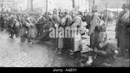 Russische sibirischen Infanterie Truppen in Warschau, Polen, 1914. Artist: Unbekannt Stockfoto