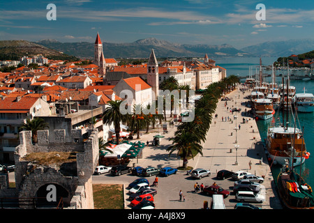 Riva direkt am Meer bei Trogir an der dalmatinischen Küste von Kroatien Stockfoto