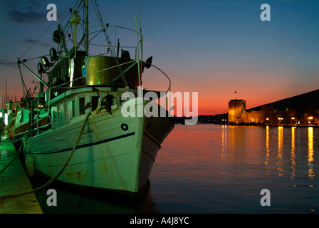 Vor Anker Boot mit Kamerlengo Festung im Hintergrund bei Trogir an der dalmatinischen Küste von Kroatien Stockfoto