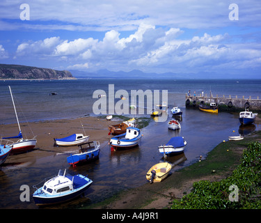 GB - WALES: Boote im Hafen von Abersoch mit Snowdonia im Hintergrund Stockfoto