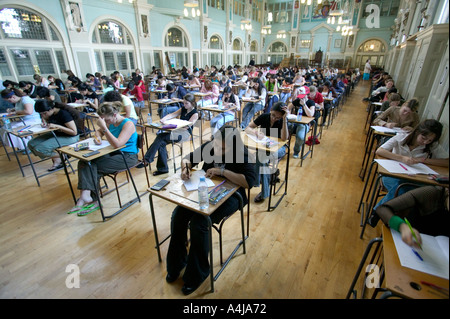 Schülerinnen und Schüler am King Edward V1 Schule Handsworth vorbereiten, starten Sie ihre GCSE Prüfung in Biologie Stockfoto