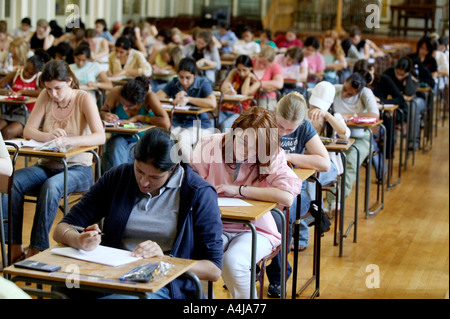 Schülerinnen und Schüler am King Edward V1 Schule Handsworth beginnen ihre GCSE Prüfung in Biologie Stockfoto