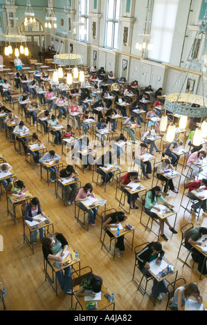 Schülerinnen und Schüler am King Edward VI Mädchen Schule Handsworth bei Birmingham beginnen ihre GCSE Prüfung in Biologie Stockfoto