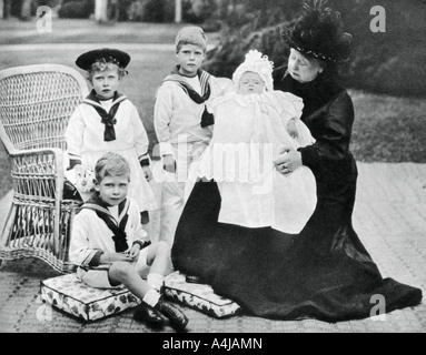 Queen Victoria mit ihrem großen - granchildren in Osborne House, Isle of Wight, 1900. Artist: Unbekannt Stockfoto