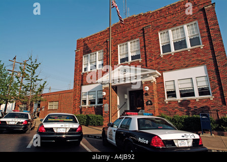 Polizeiautos geparkt vor der Polizeistation von Ennis Texas Stockfoto