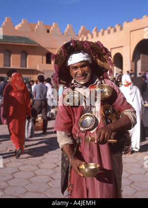 Traditionelle Guerrab (Wasserträger) in Souk, Agadir, Souss-Massa-Draâ, Marokko Stockfoto