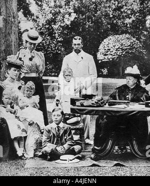 Königin Victoria und Familie in Osborne House, aus dem späten 19. Jahrhundert. Artist: Unbekannt Stockfoto