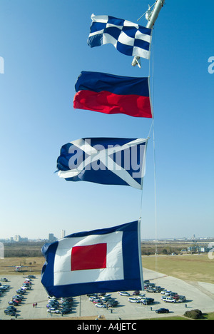 Signalflaggen N E M und W auf USS Alabama Battleship, Mobile, Alabama Stockfoto