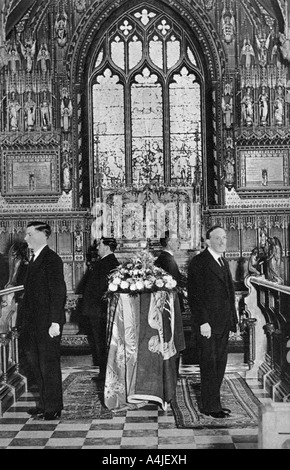 King George V in Staat, Kirche der Hl. Maria Magdalena, Sandringham, Norfolk, Januar 1936. Artist: Unbekannt Stockfoto