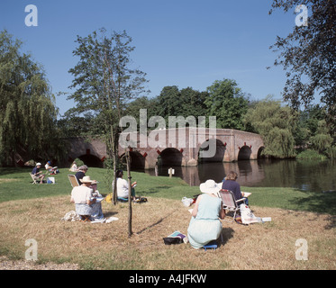 Hobbykünstler Zeichnung riverbank Szene durch die Themse, Sonning, Berkshire, England, Vereinigtes Königreich Stockfoto