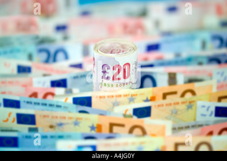 Europäische 50 20 10 5 Euro-Banknoten und Roll 20 Pfund Stockfoto