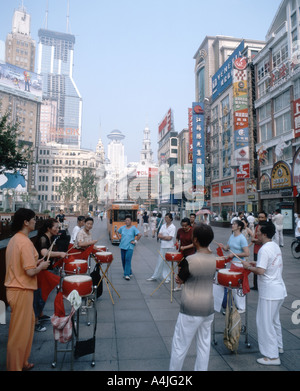 Bandspiel, Fußgängerzone Nanjing Road, Shanghai, Volksrepublik China Stockfoto