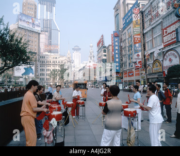 Bandspiel, Fußgängerzone Nanjing Road, Shanghai, Volksrepublik China Stockfoto