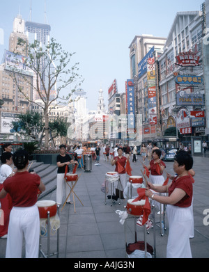 Bandspiel, Fußgängerzone Nanjing Road, Shanghai, Volksrepublik China Stockfoto