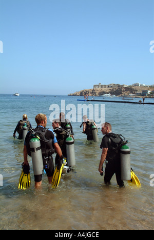 Azubi Taucher Praxis im seichten Wasser des Roten Meeres in Naama Bay Sharm El Sheikh Ägypten Stockfoto