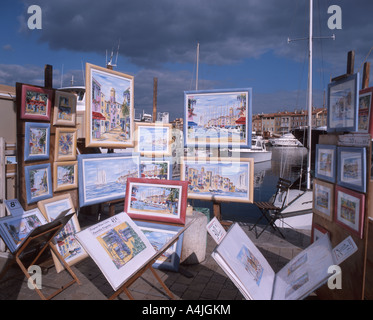 Kunststände am Hafen, Saint-Tropez, Var, Provence-Alpes-Côte d'Azur, Frankreich Stockfoto
