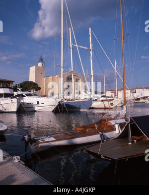 Kirche von St. Francois und Hafen, Port Grimaud, Var, Provence-Alpes-Côte d ' Azur, Frankreich Stockfoto